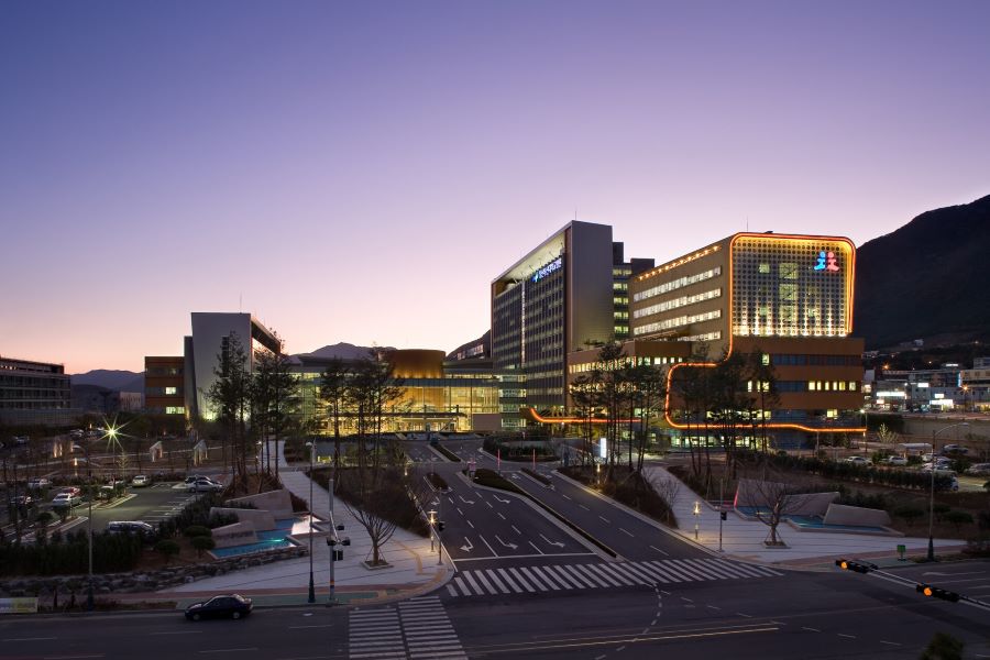 Đại học Quốc Gia Pusan về đêm