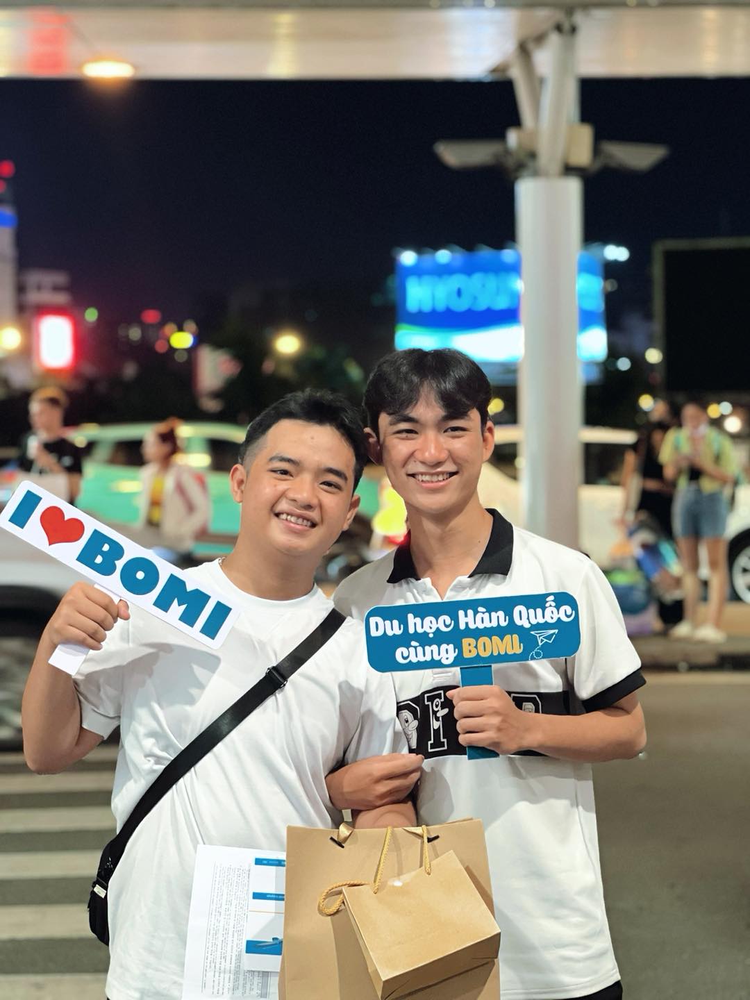 du hoc sinh tai bomi